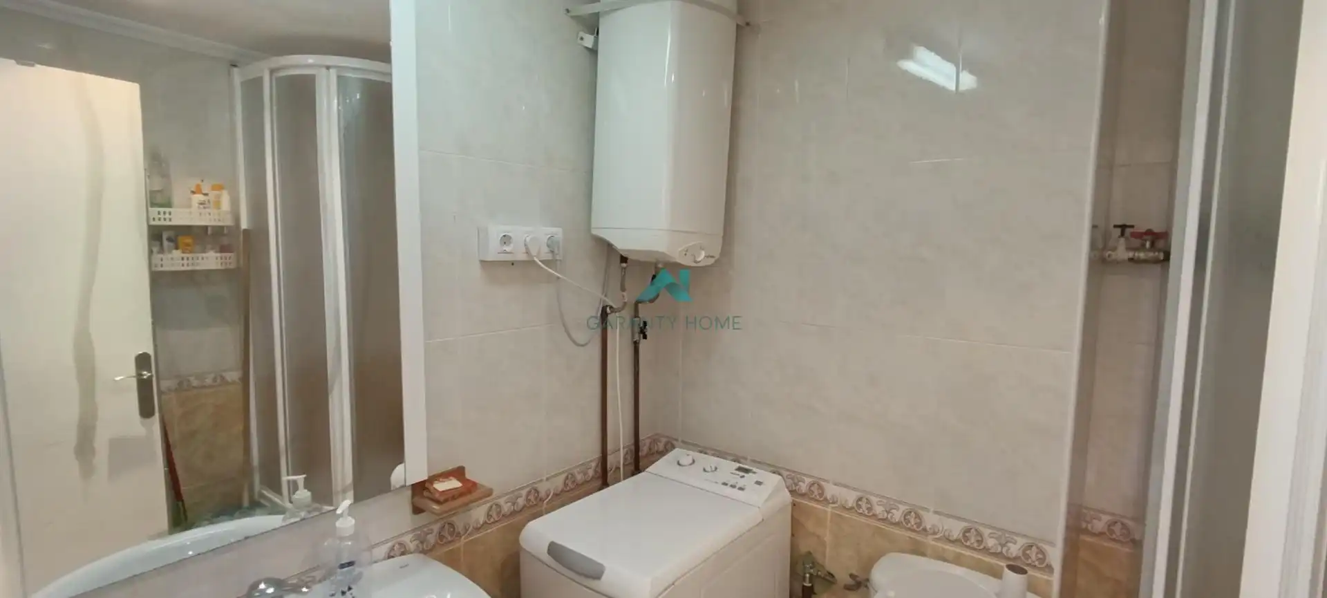 Bathroom of Study for rent in Laredo  with Private garden and Furnished