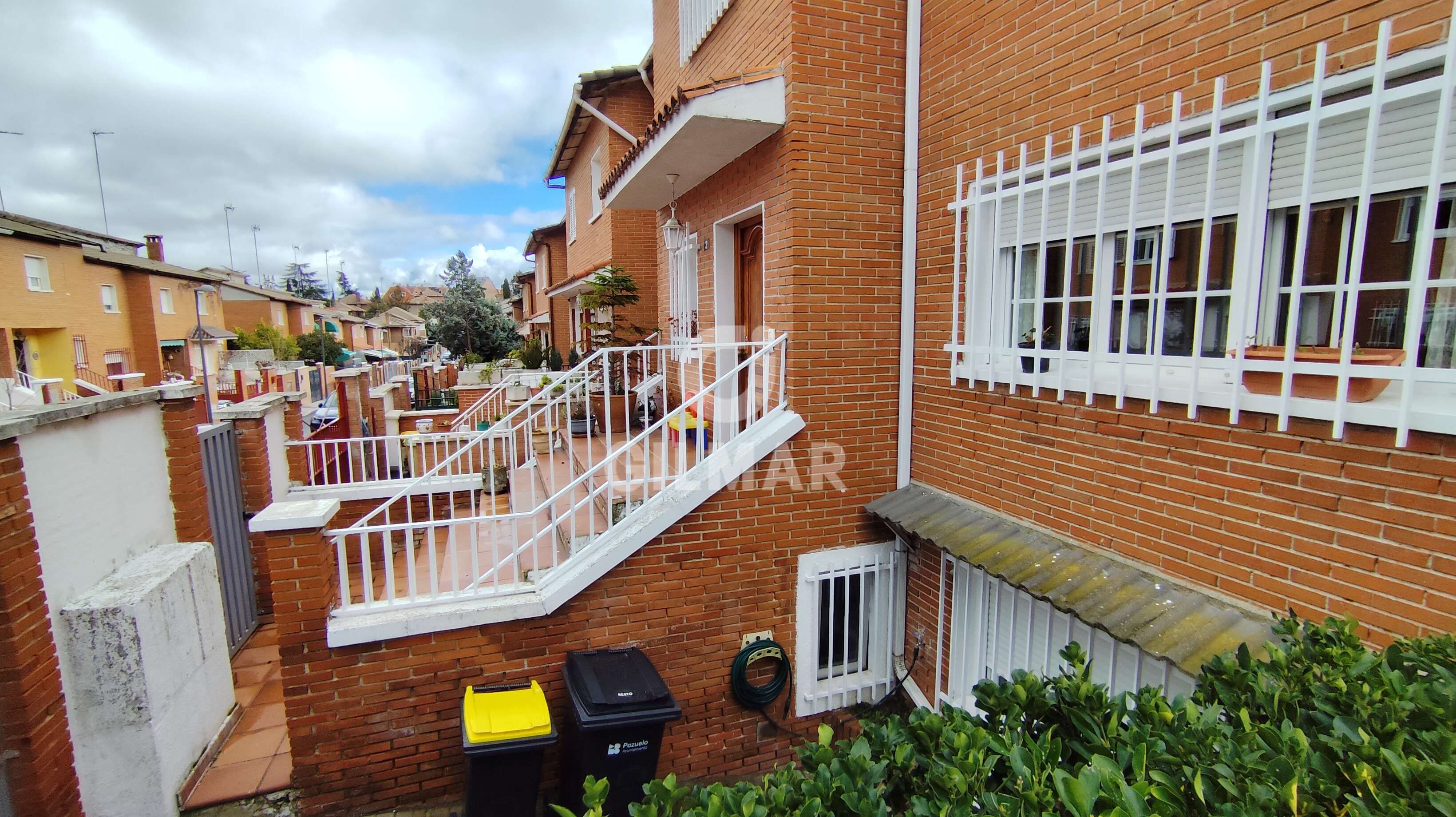Vista exterior de Casa adosada en venda en Pozuelo de Alarcón amb Calefacció, Jardí privat i Piscina