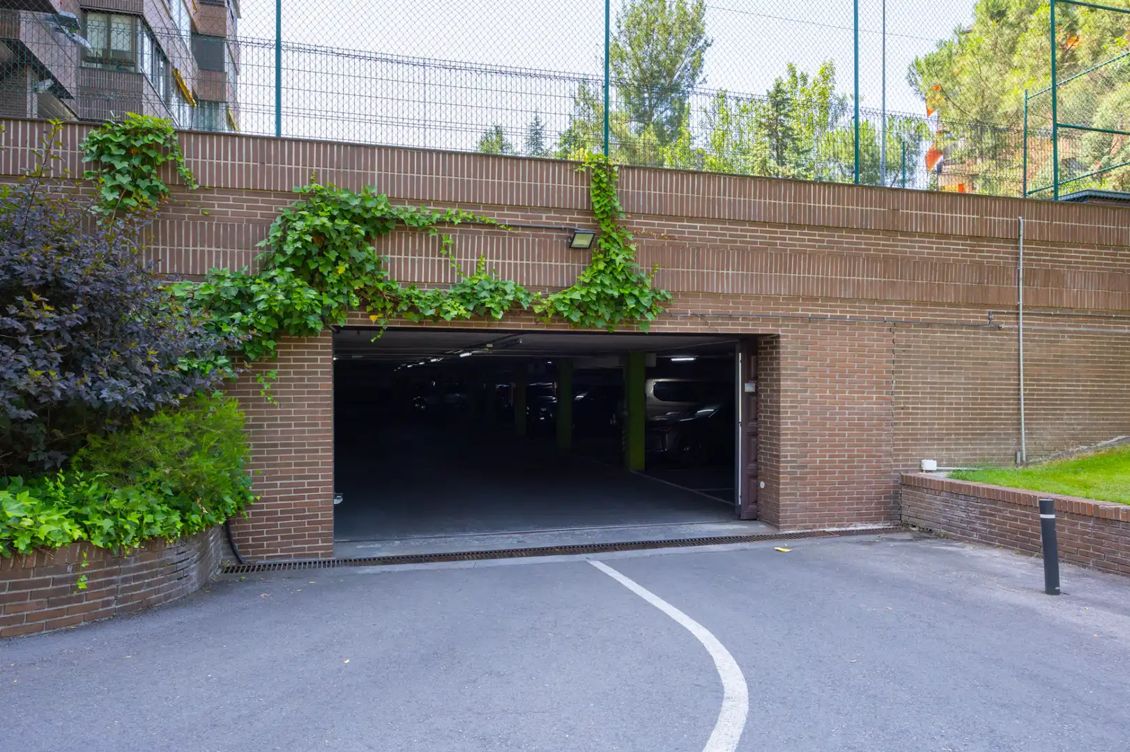 Parking de Piso en venta en Madrid con Aire acondicionado, Calefacción y Jardín privado