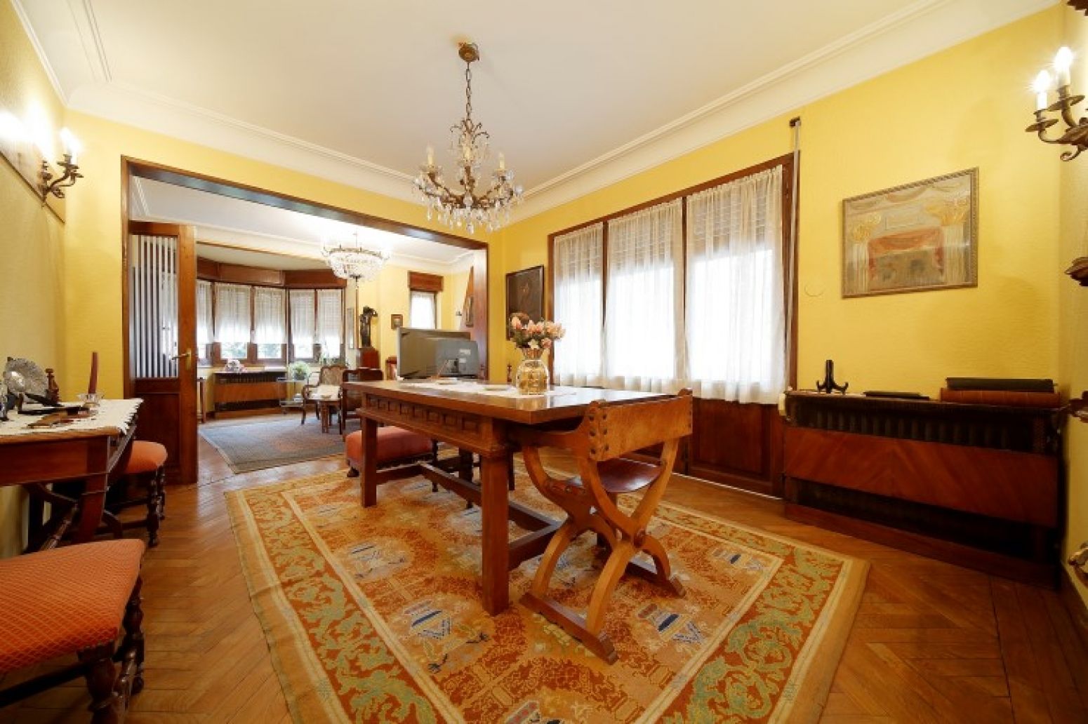 Menjador de Casa o xalet en venda en Oviedo  amb Calefacció, Parquet i Terrassa