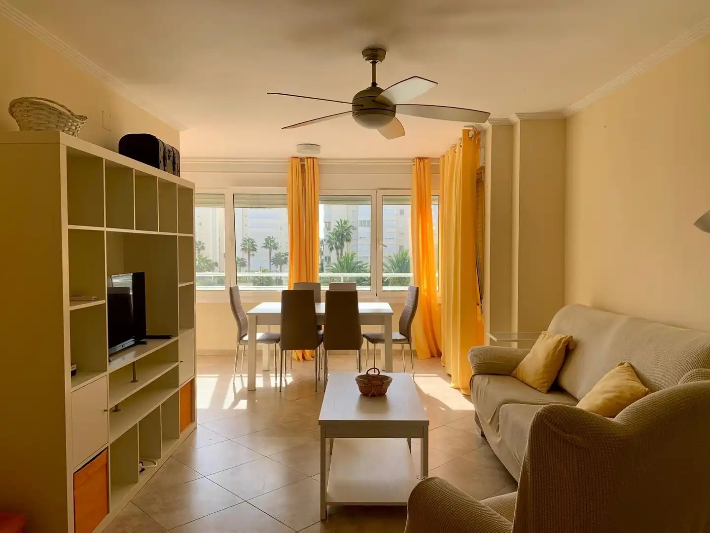Sala de estar de Apartamento de alquiler en Alicante / Alacant con Terraza, Amueblado y Piscina comunitaria