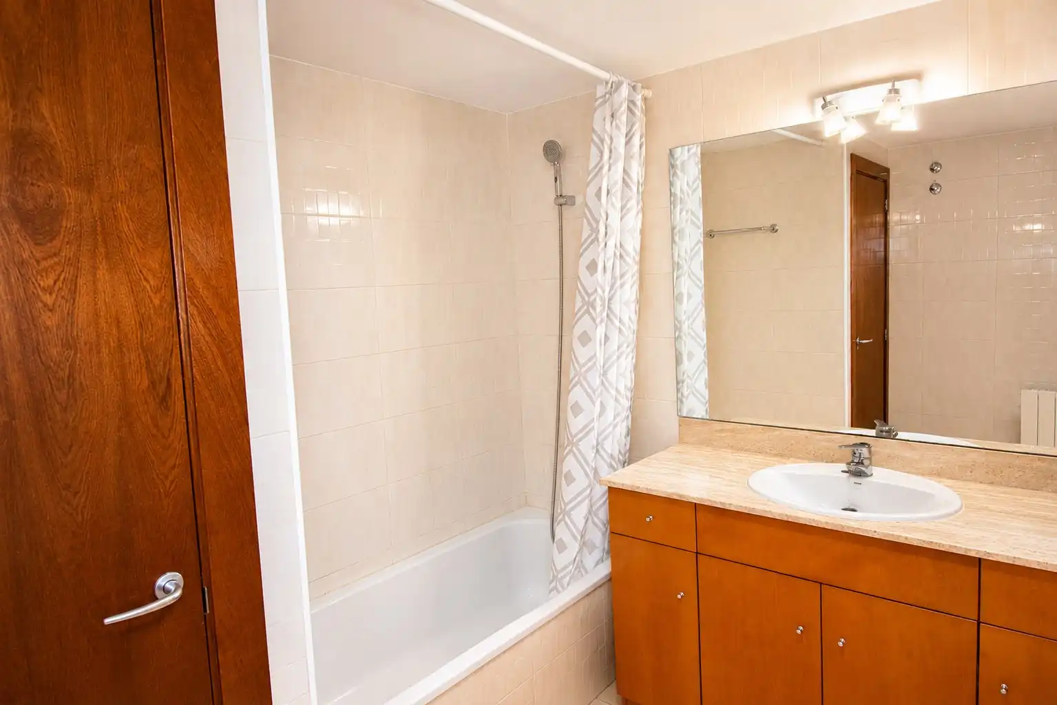 Bathroom of Flat for rent in Girona  with Heating, Furnished and Balcony