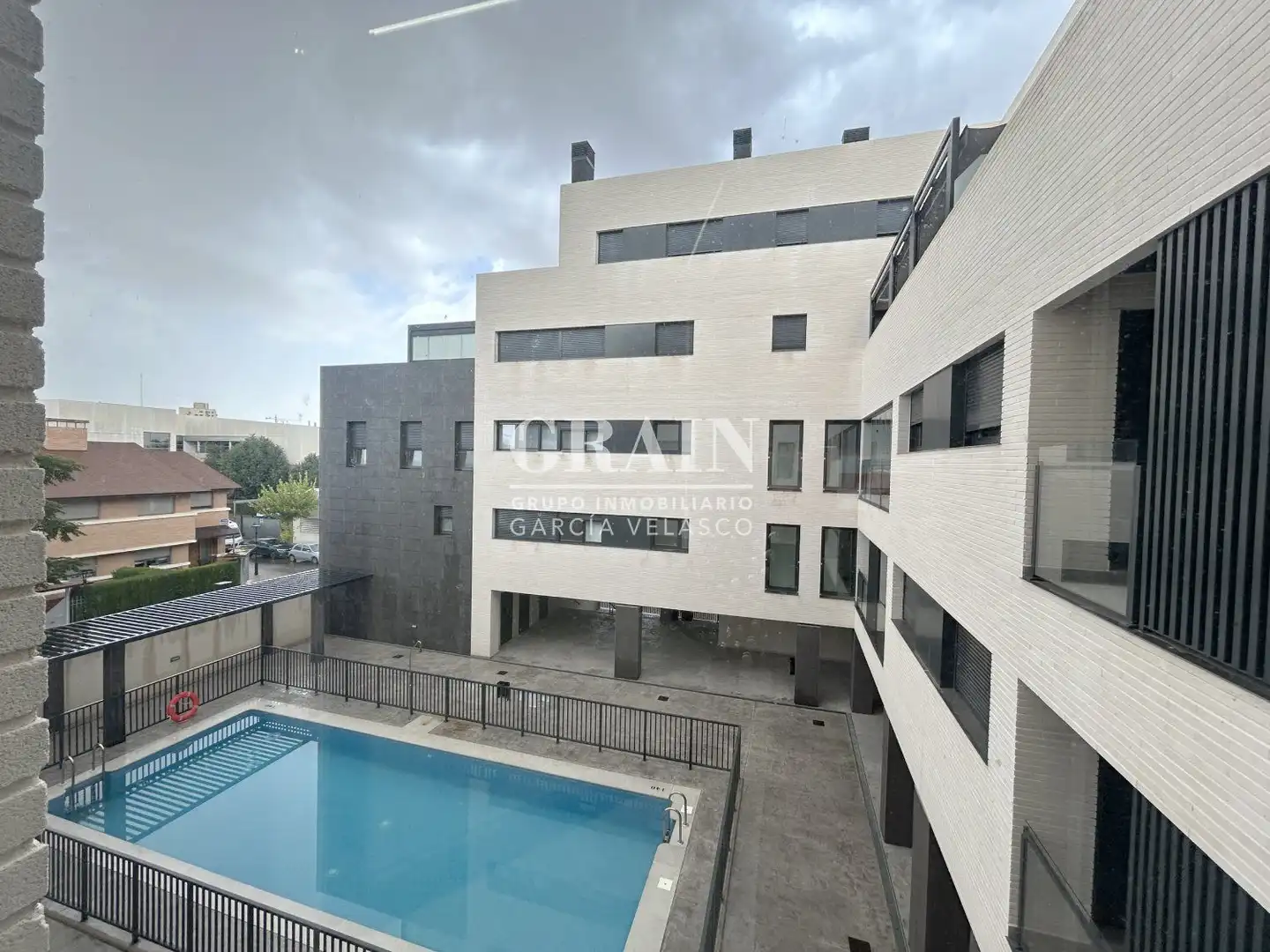 Vista exterior de Piso de alquiler en Albacete con Calefacción, Terraza y Piscina