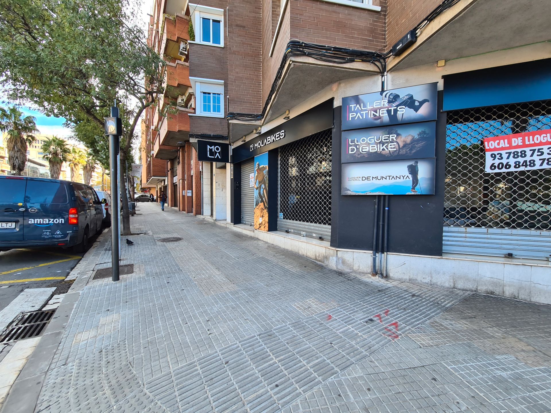 Exterior view of Premises to rent in Terrassa  with Air Conditioner and Heating
