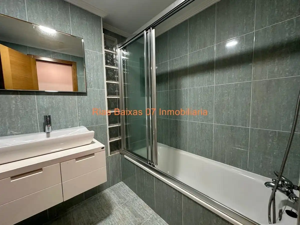 Baño de Piso en venta en Vigo  con Calefacción y Balcón