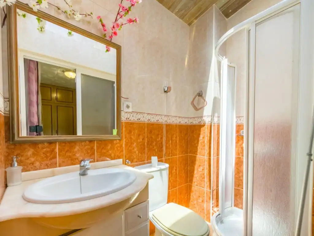Badezimmer von Haus oder Chalet zum Verkauf in Torrevieja mit Klimaanlage, Privatgarten und Möbliert
