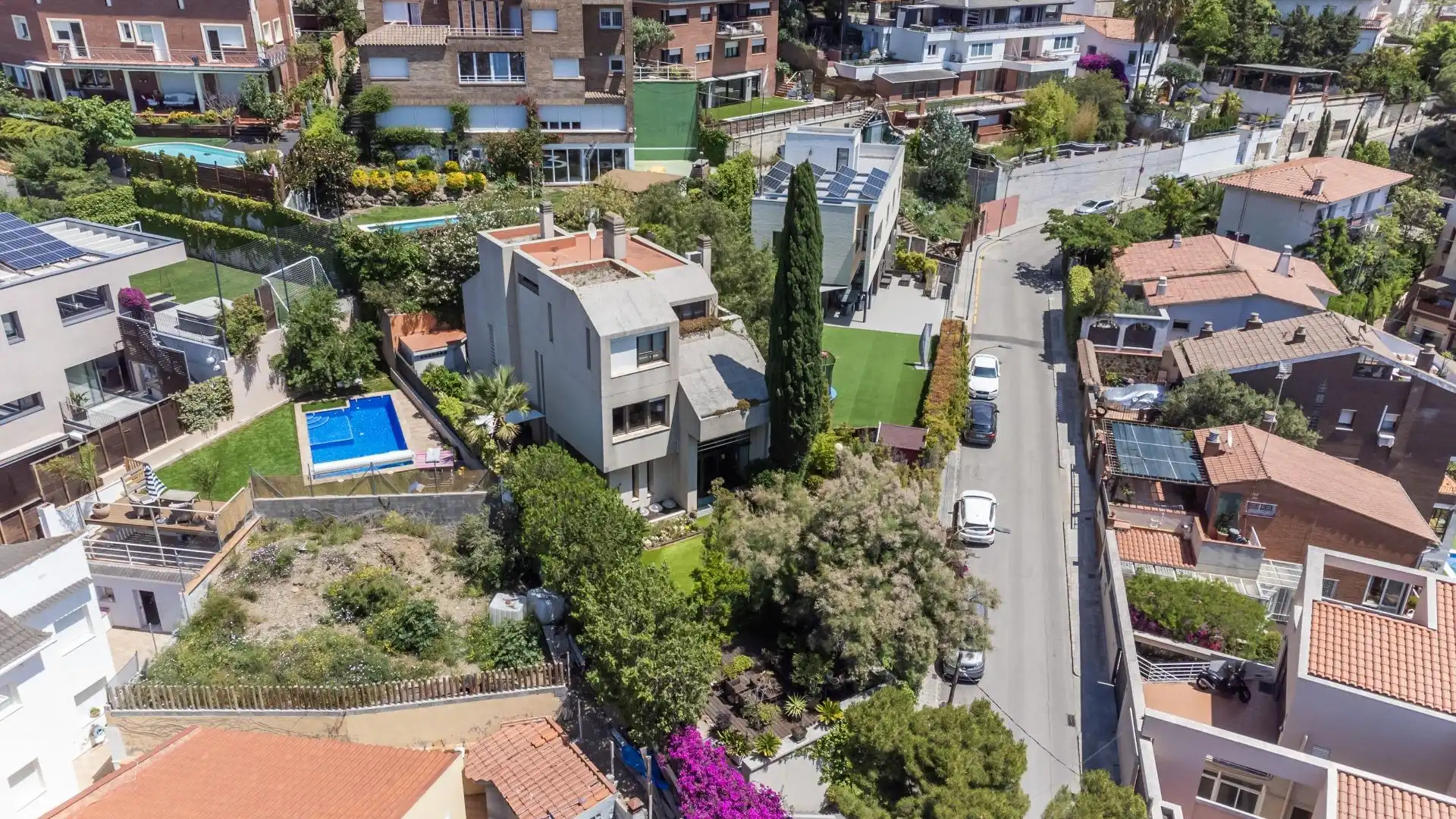 Vista exterior de Casa o xalet en venda en Esplugues de Llobregat amb Aire condicionat, Jardí privat i Terrassa