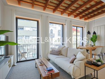 Flat with balcony to rent in L'Eixample