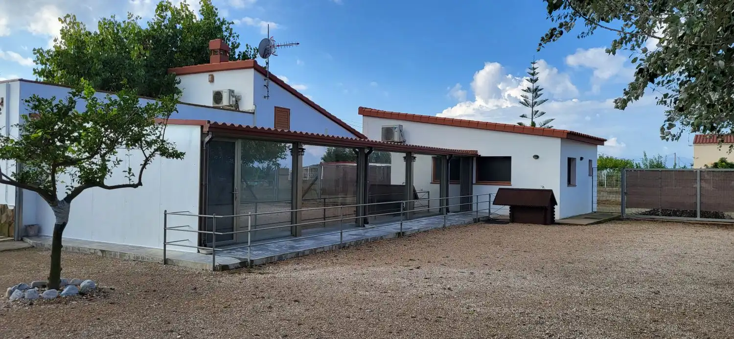 Außenansicht von Haus oder Chalet zum Verkauf in Deltebre mit Klimaanlage und Abstellraum