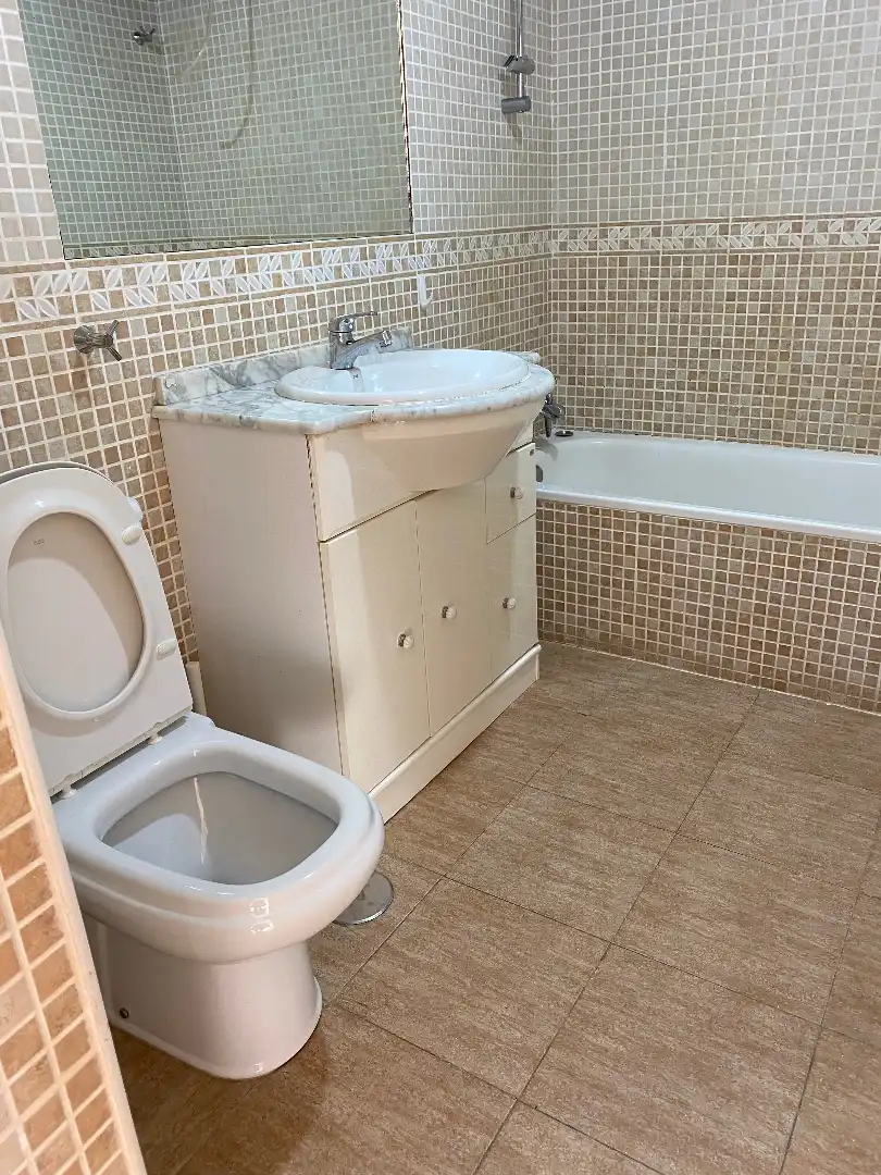 Baño de Apartamento en venta en Madrid con Aire acondicionado, Horno y Lavadora