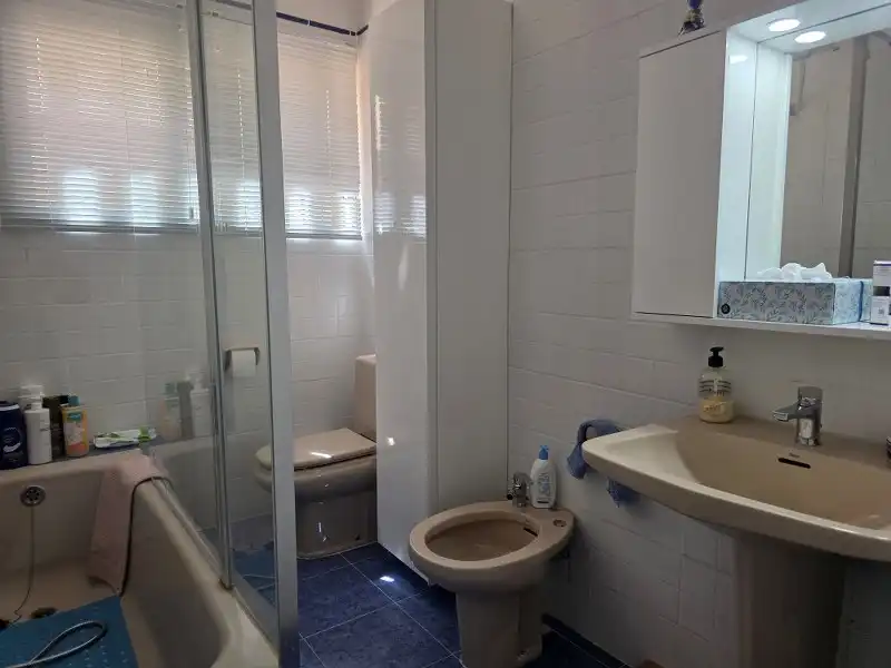 Badezimmer von Wohnungen zum Verkauf in Cullera mit Klimaanlage, Heizung und Parkett
