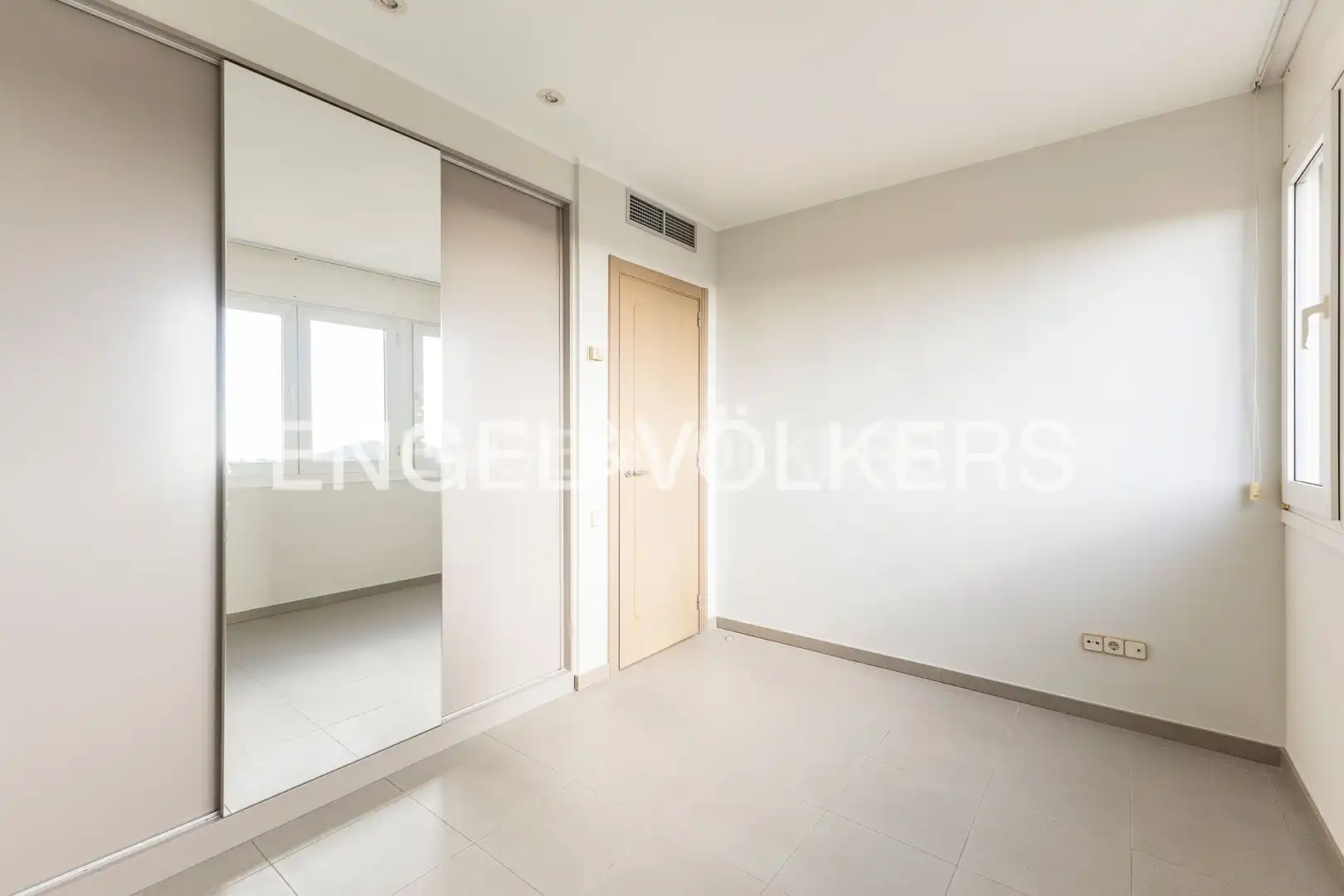 Houses for sale in Barcelona  with Air Conditioner, Heating and Private garden