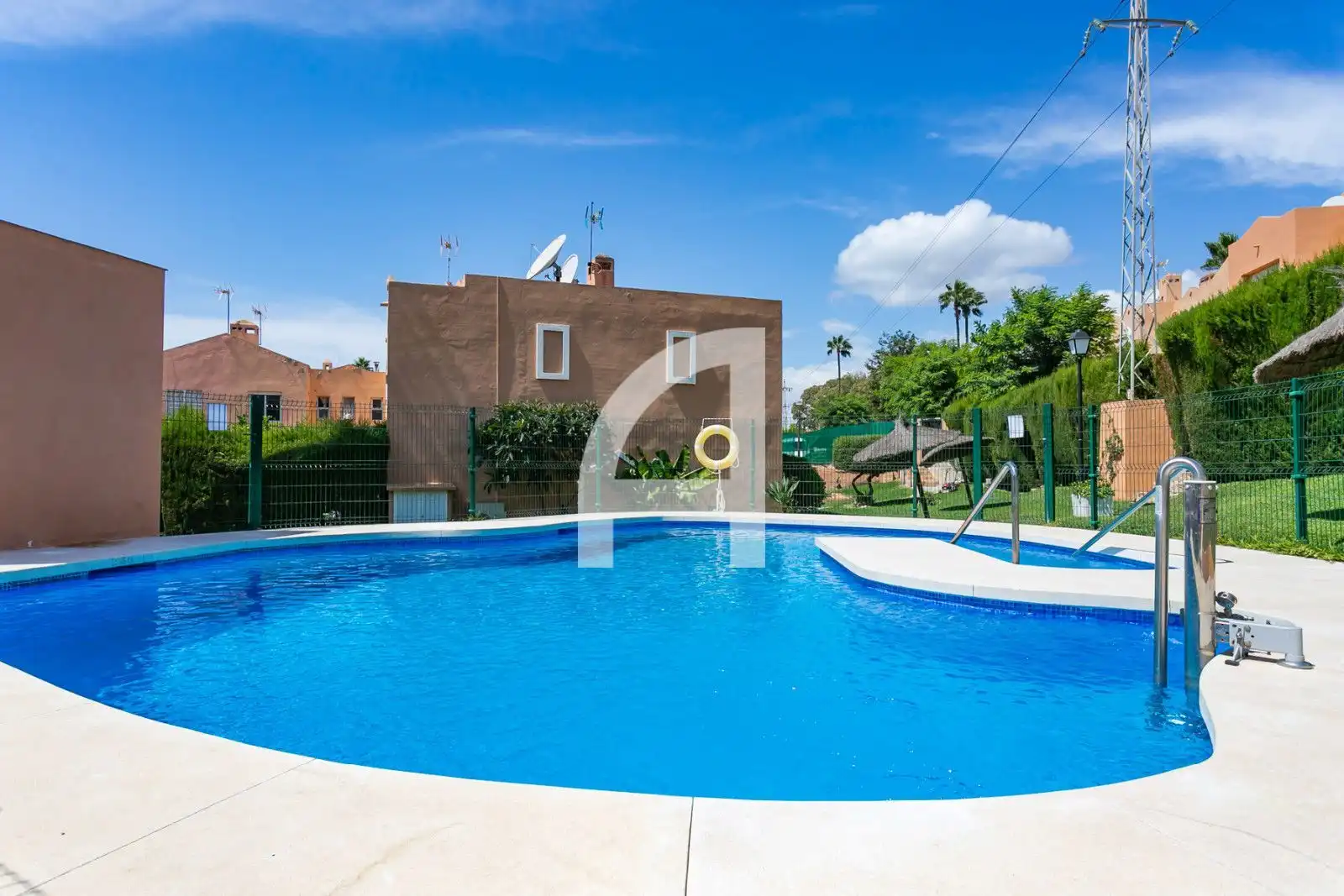 Schwimmbecken von Einfamilien-Reihenhaus zum Verkauf in Estepona mit Heizung, Terrasse und Schwimmbad