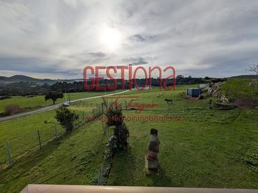 Casa rústica amb balcó en venda a Ajo