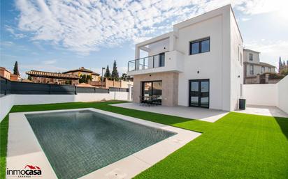 Vista exterior de Casa o xalet en venda en La Zubia amb Calefacció, Jardí privat i Terrassa