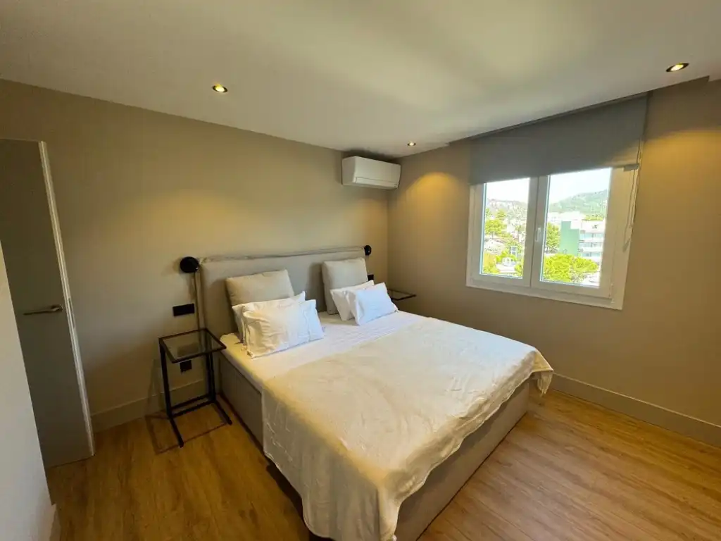 Bedroom of Apartments for sale in Calvià  with Air Conditioner, Terrace and Balcony