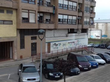 Local comercial de lloguer a Calle José María Pereda 87
