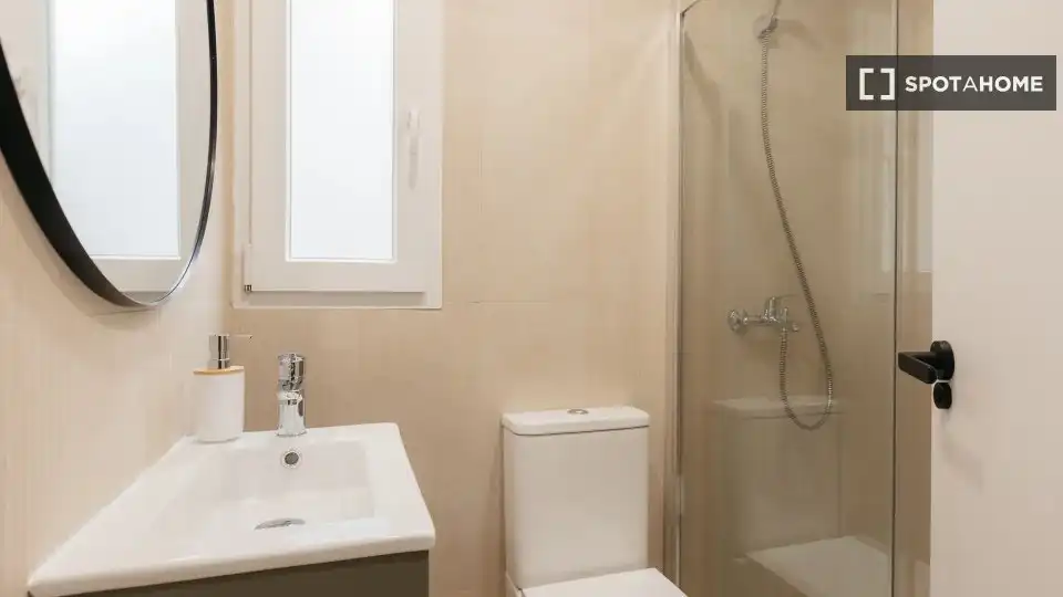 Baño de Piso de alquiler en Valencia con Aire acondicionado, Calefacción y Amueblado