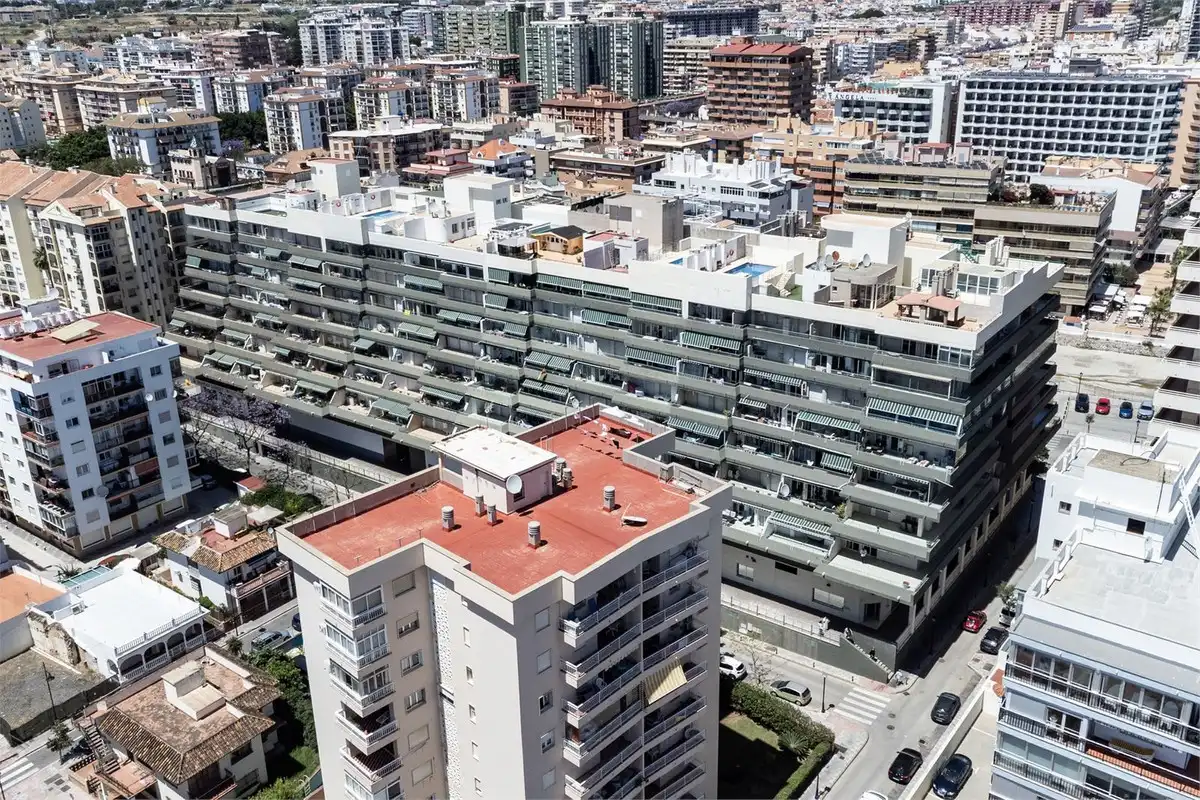 Außenansicht von Wohnungen zum Verkauf in Fuengirola mit Klimaanlage, Heizung und Terrasse