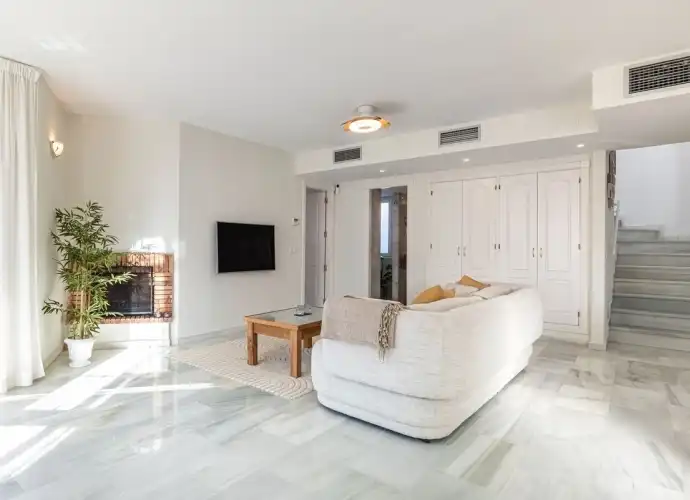 Sala de estar de Apartamento en venta en Marbella con Terraza, Amueblado y Piscina comunitaria