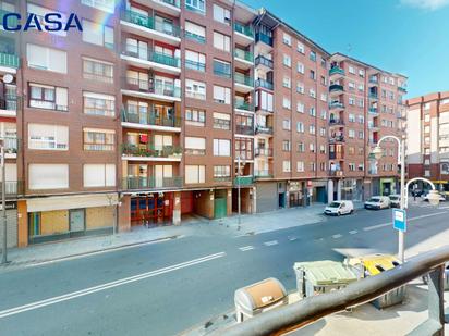 Vista exterior de Pis en venda en Bilbao  amb Calefacció i Balcó