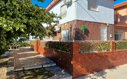 Vista exterior de Casa adosada en venda en Santiponce amb Aire condicionat i Balcó