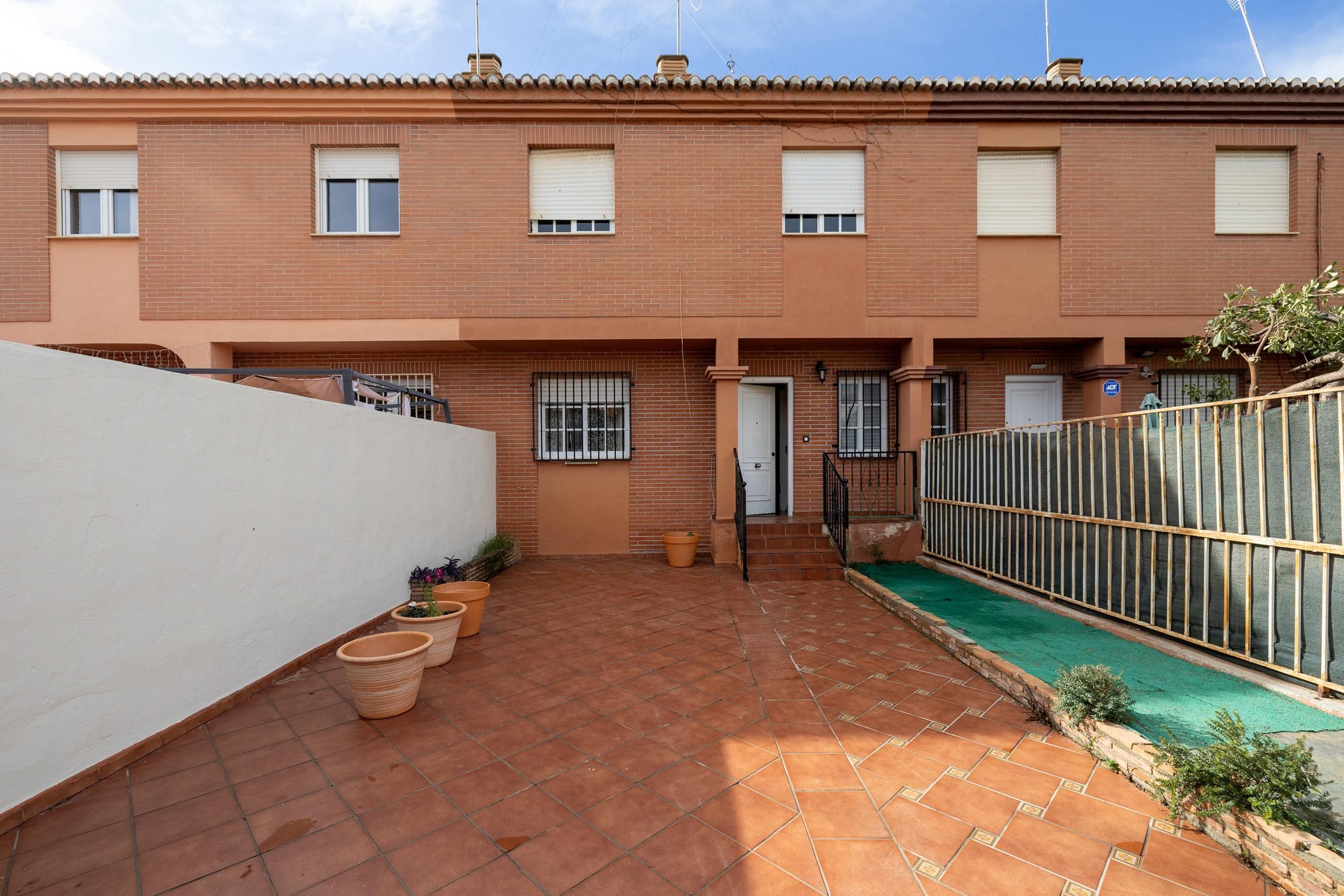 Exterior view of Single-family semi-detached for sale in Huétor Vega  with Private garden and Balcony