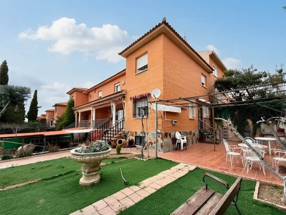 Casa aparellada amb jardí en venda a Argés, imagen 2