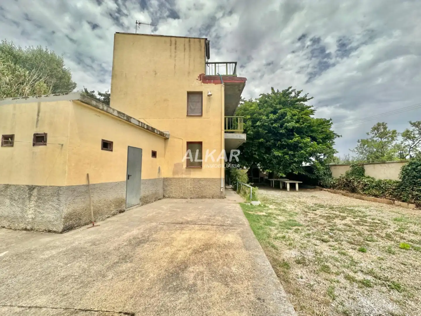 Außenansicht von Country house zum Verkauf in Fontellas mit Privatgarten, Terrasse und Schwimmbad