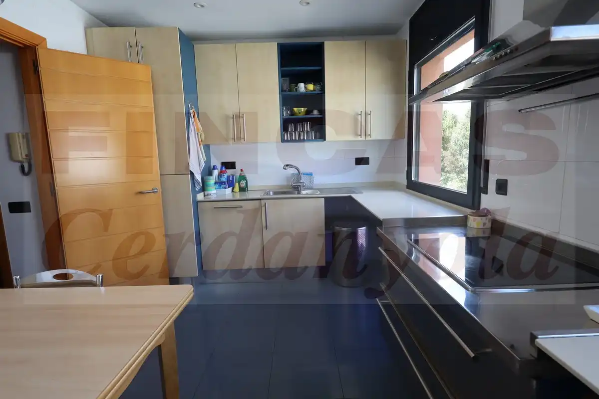 Cuina de Casa adosada en venda en Cerdanyola del Vallès amb Aire condicionat, Calefacció i Terrassa
