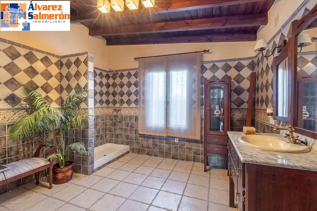Bany de Casa o xalet en venda en La Zubia amb Jardí privat