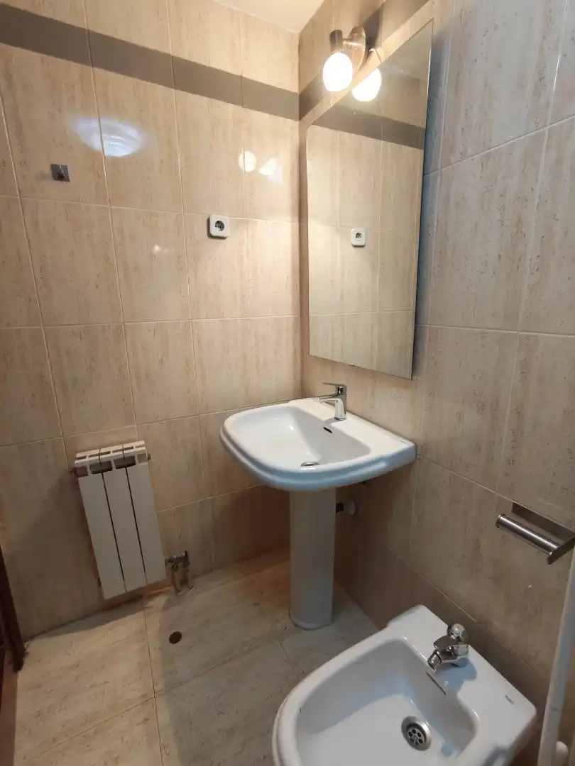 Bany de Dúplex en venda en Sevilla la Nueva amb Aire condicionat, Calefacció i Jardí privat