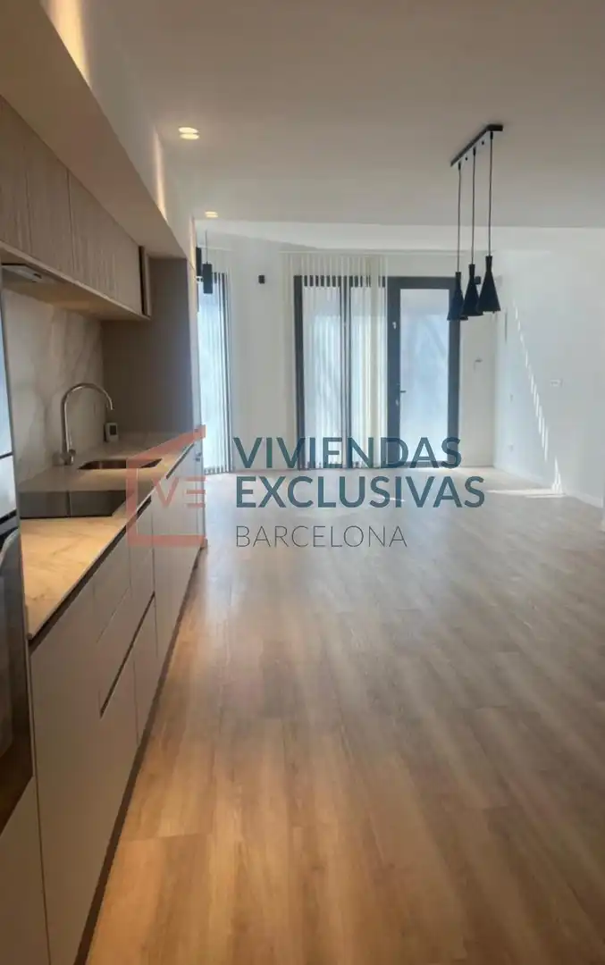 Dormitori de Dúplex en venda en Barcelona amb Parquet, Balcó i Alarma