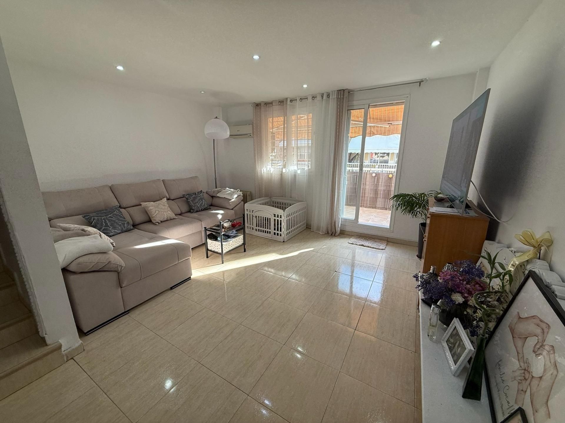 Sala d'estar de Casa adosada en venda en Almazora / Almassora amb Aire condicionat i Terrassa