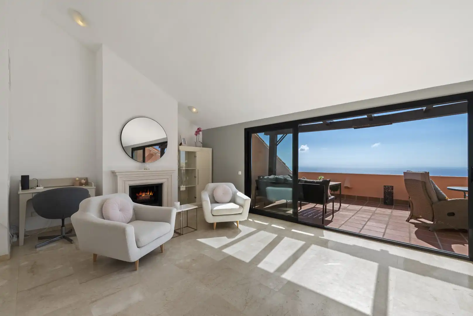 Sala de estar de Ático en venta en Mijas con Aire acondicionado, Terraza y Piscina