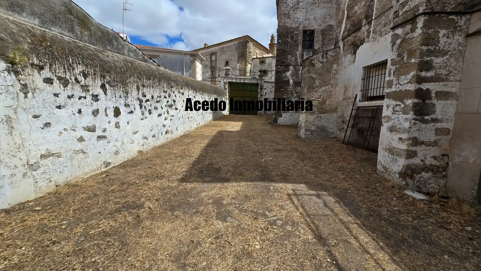 Vista exterior de Casa o xalet en venda en Brozas amb Jardí privat, Terrassa i Piscina