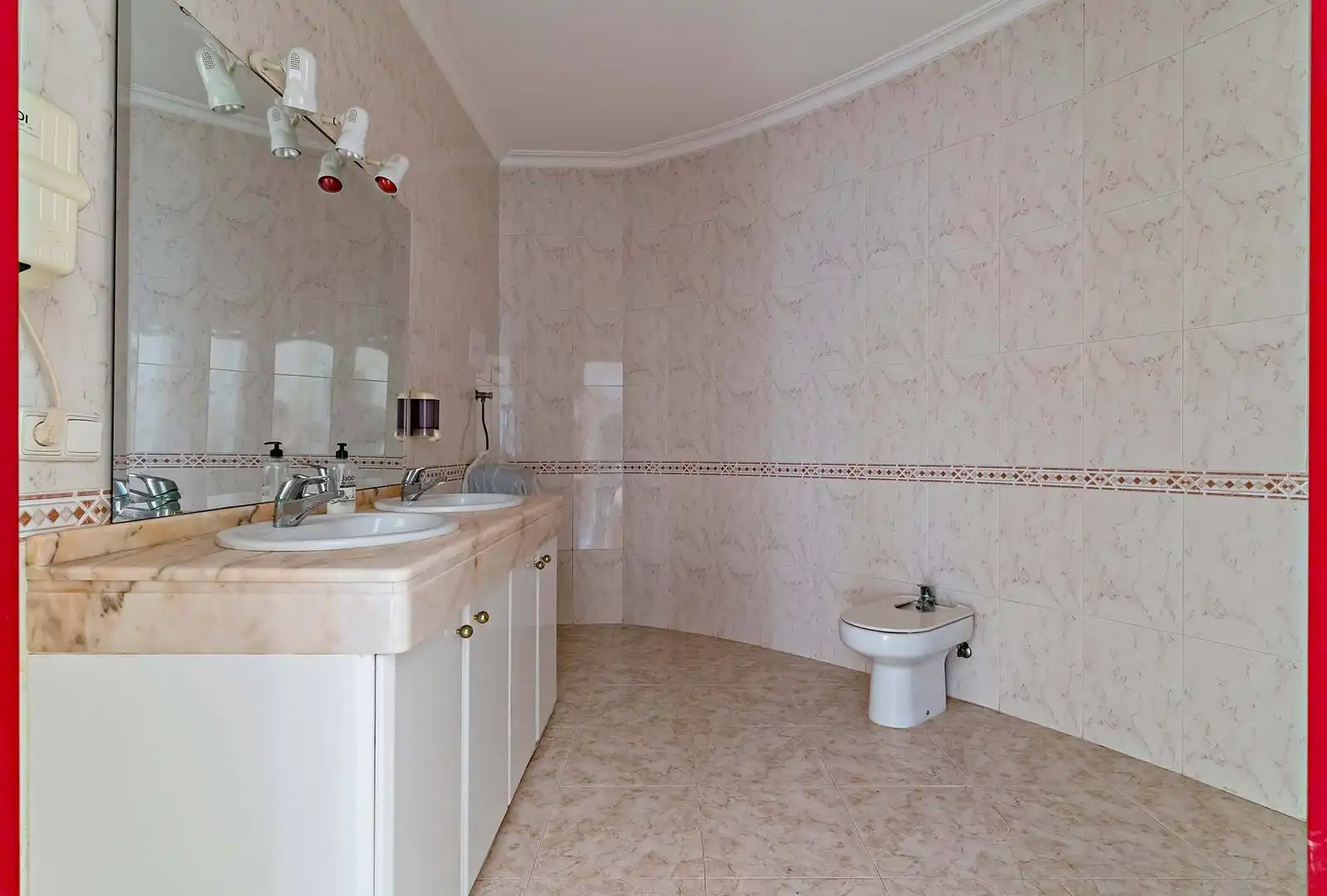 Badezimmer von Erdgeschoss zum Verkauf in Roquetas de Mar mit Terrasse