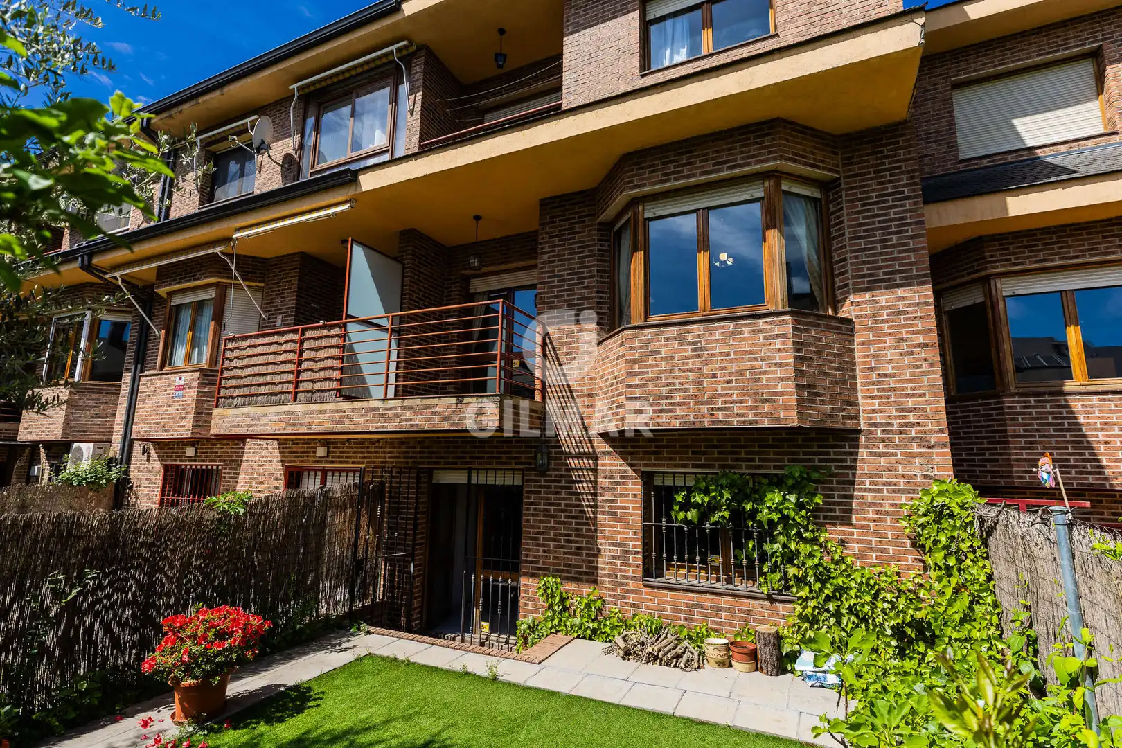 Vista exterior de Casa adosada en venta en Collado Villalba con Calefacción, Jardín privado y Piscina