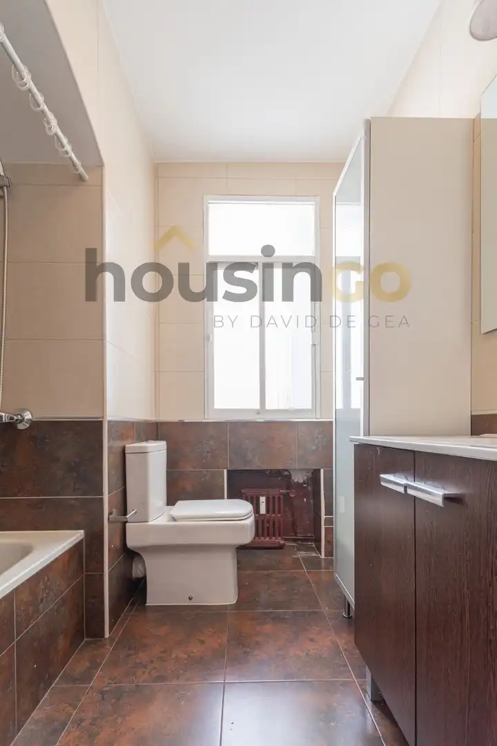 Bathroom of Flat for sale in Madrid  with Heating