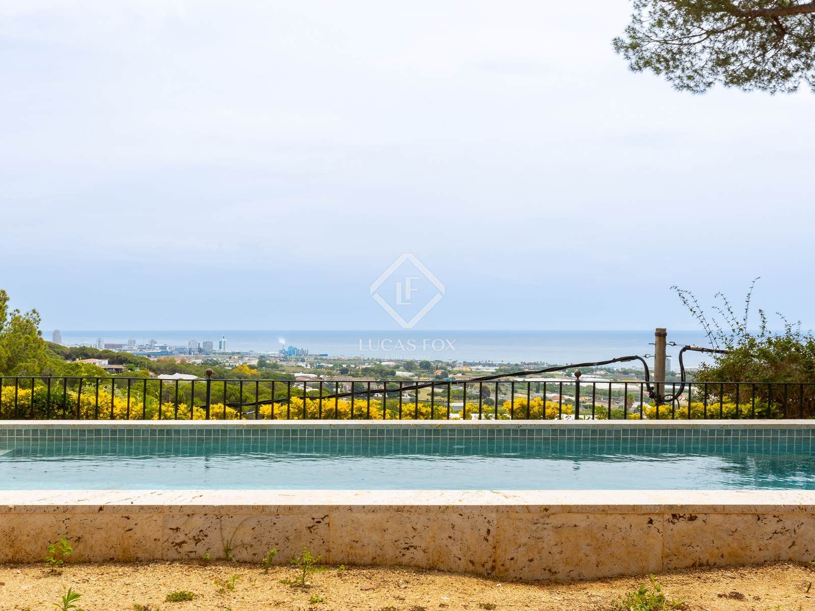 Vista exterior de Casa o xalet en venda en Cabrils amb Aire condicionat, Calefacció i Jardí privat