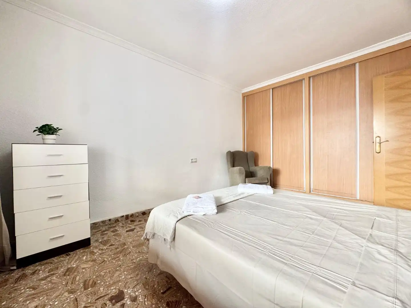 Dormitori de Apartament de lloguer en Torrevieja amb Aire condicionat, Moblat i Rentadora