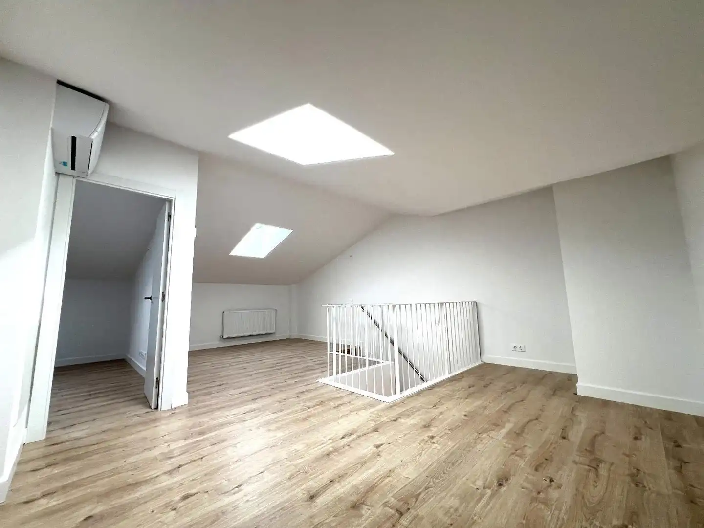 Attic for rent in Girona  with Air Conditioner, Terrace and Storage room