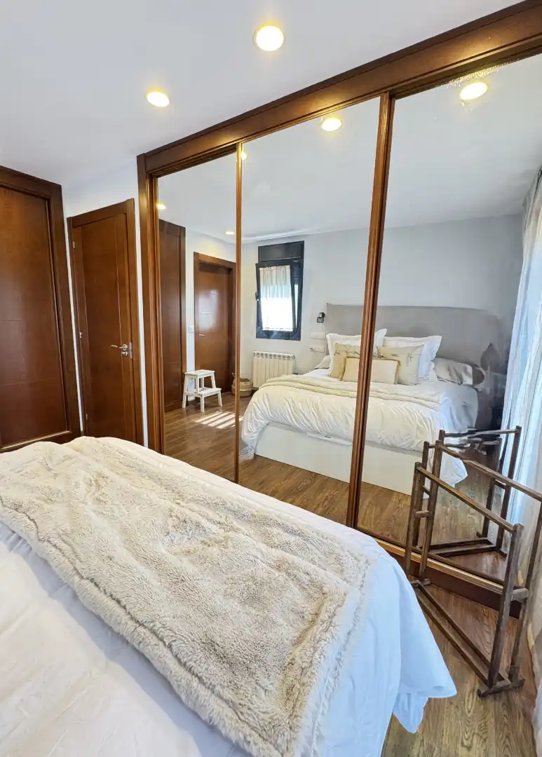 Dormitori de Casa o xalet en venda en Avilés amb Calefacció, Jardí privat i Parquet