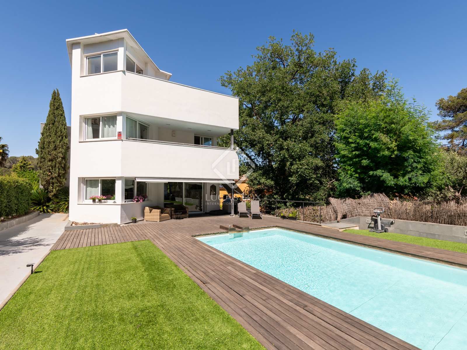 Vista exterior de Casa o xalet en venda en Sant Cugat del Vallès amb Aire condicionat, Calefacció i Jardí privat