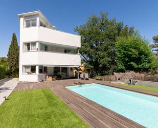Vista exterior de Casa o xalet en venda en Sant Cugat del Vallès amb Aire condicionat, Calefacció i Jardí privat