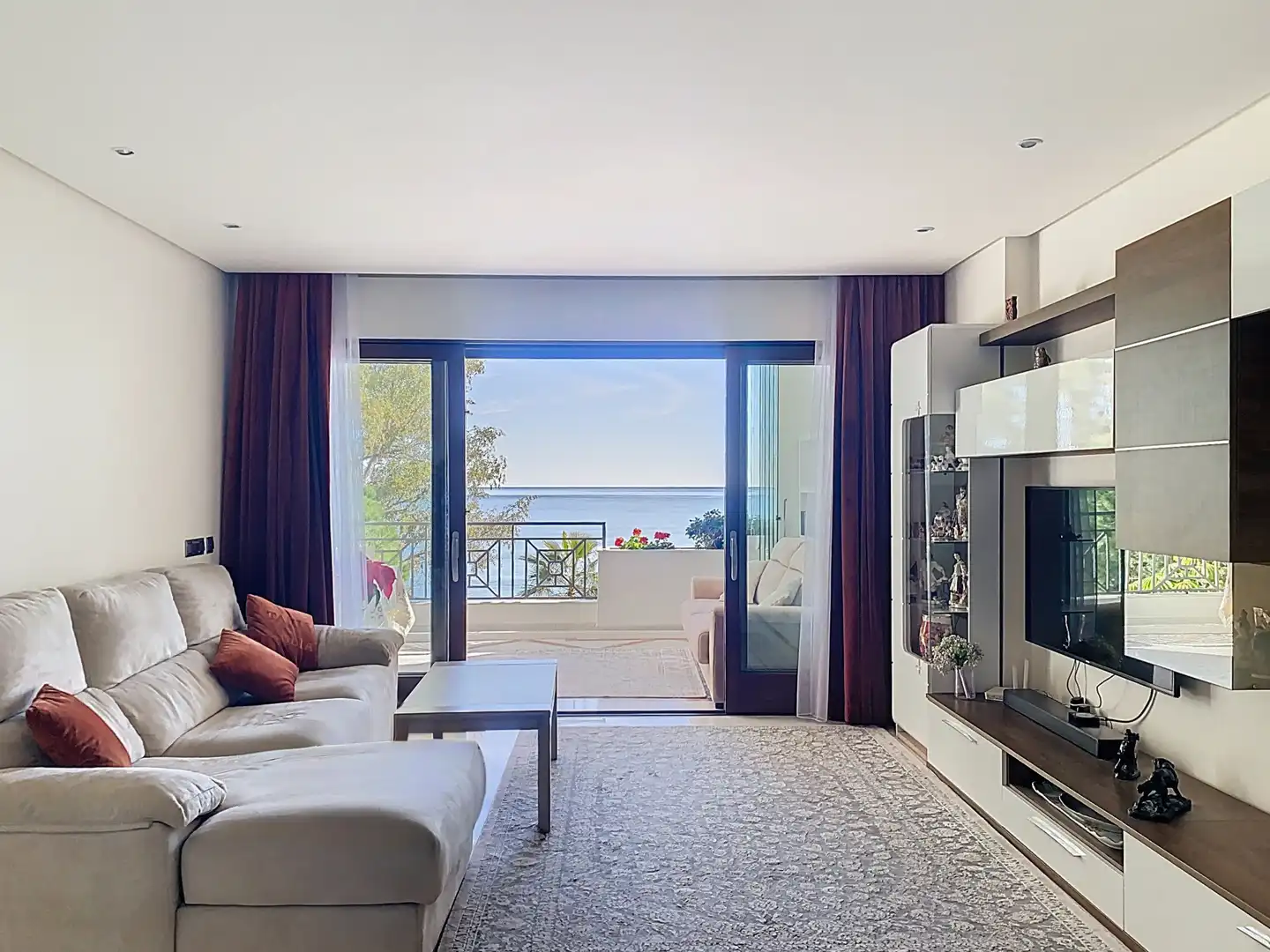 Sala d'estar de Apartament en venda en Estepona amb Aire condicionat, Terrassa i Piscina