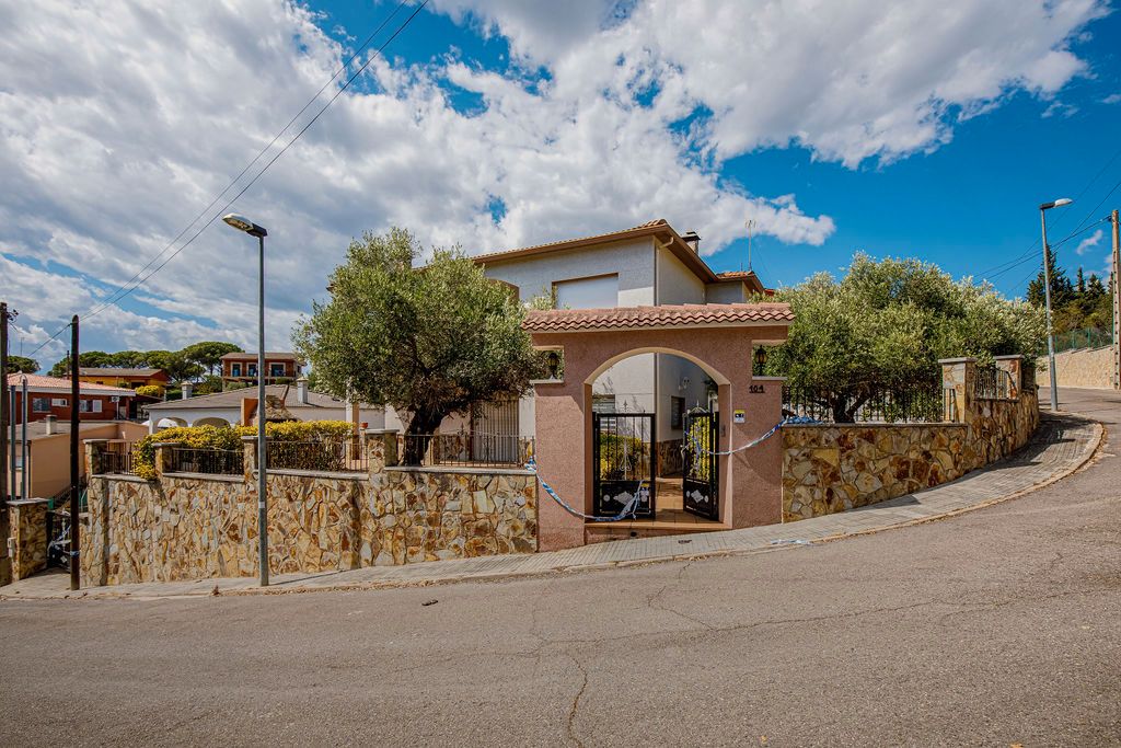 Exterior view of House or chalet for sale in Vidreres