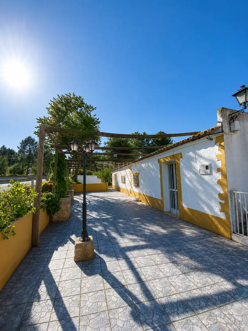 Vista exterior de Edificio en venta en Valencia de Alcántara