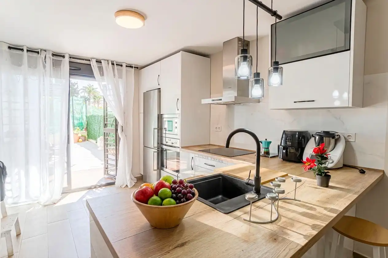 Kitchen of Flat for sale in Vélez-Málaga  with Air Conditioner, Terrace and Community pool