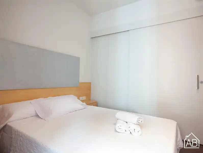 Schlafzimmer von Wohnungen zum Verkauf in Barcelona mit Möbliert und Balkon